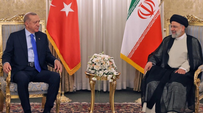 الرئيس الإيراني يصل تركيا.. زيارة لتسوية الخلافات وإنهاء الحرب على غزة